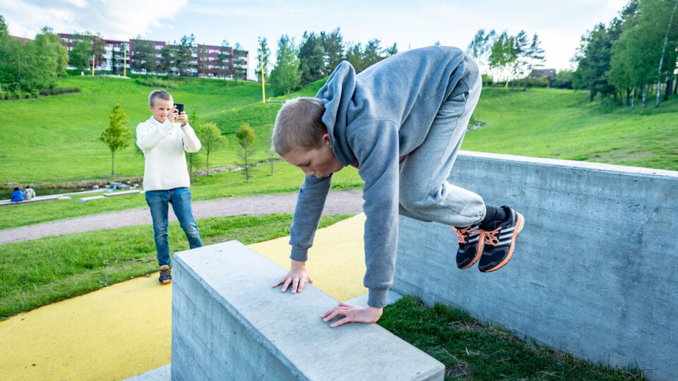 Bevegelsesidretten parkour kan utføres i urbane omgivelser. I Verdensparken på Furuset i Oslo er det laget et tilrettelagt anlegg.