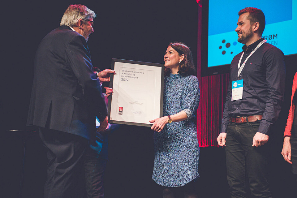 Ordfører Ole Jacob Flæten delte ut Skedsmo kommunes arkitektur- og byutviklingspris 2019 til Christina Krohn Skjæveland og Kamil Jerzyk fra Landskaperiet AS.