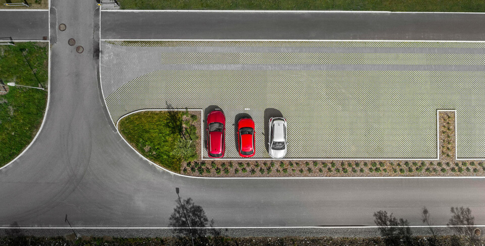 Parkeringsplasser bør ofte ha drenerende dekke. Her er det brukt Borg Gressarmeringsstein, slik at parkeringsplassen inngår i overvannsdisponeringen på byggefeltet.Foto: Multiblokk Parkeringsplasser bør ofte ha drenerende dekke. Her er det brukt Borg Gressarmeringsstein, slik at parkeringsplassen inngår i overvannsdisponeringen på byggefeltet.Foto: Multiblokk