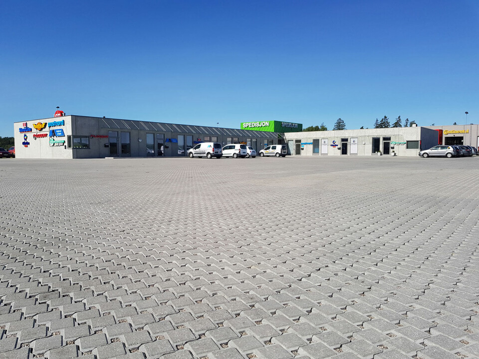 Ved Svinesund Transportsenter er det lagt 23 000 m2 drenerende belegningsstein der all overvannshåndteringen går gjennom steindekket og direkte til grunnen. I sprengsteinsfyllingen under er det rikelig med kapasitet til magasinering av alt overvann. Belegningssteinen er fra ASAK miljøstein, entreprenør var Leif Grimsrud AS med Lintho Steinmiljø AS som utførende steinlegger. Foto: Lintho Steinmiljø AS. Ved Svinesund Transportsenter er det lagt 23 000 m2 drenerende belegningsstein der all overvannshåndteringen går gjennom steindekket og direkte til grunnen. I sprengsteinsfyllingen under er det rikelig med kapasitet til magasinering av alt overvann. Belegningssteinen er fra ASAK miljøstein, entreprenør var Leif Grimsrud AS med Lintho Steinmiljø AS som utførende steinlegger. Foto: Lintho Steinmiljø AS.