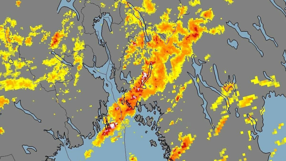 De kraftige regnbygene er ikke alltid like lett å melde fra om. Men radarsystemene til Meteorologisk institutt/Yr kan se hvor det regner akkurat nå. Dette bildet viser en stripe med kraftig regn over Østfold mandag 12. august 2019.