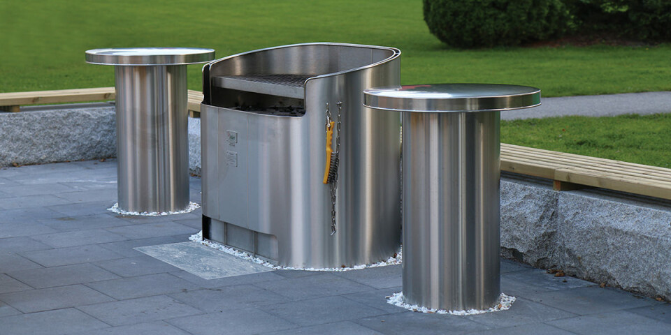 Modellen Grillkongen 1200S krever lite vedlikehold. Asken faller ned på fundamentet og grillen tømmes en gang hvert femte år (avhengig av bruk).