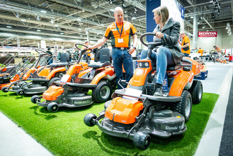 Salget av traktorplenklippere har stupt siden robotklipperne kom, forteller Morten Berg Pedersen fra Gan Maskinforretning AS som sto på standen til Husqvarna.