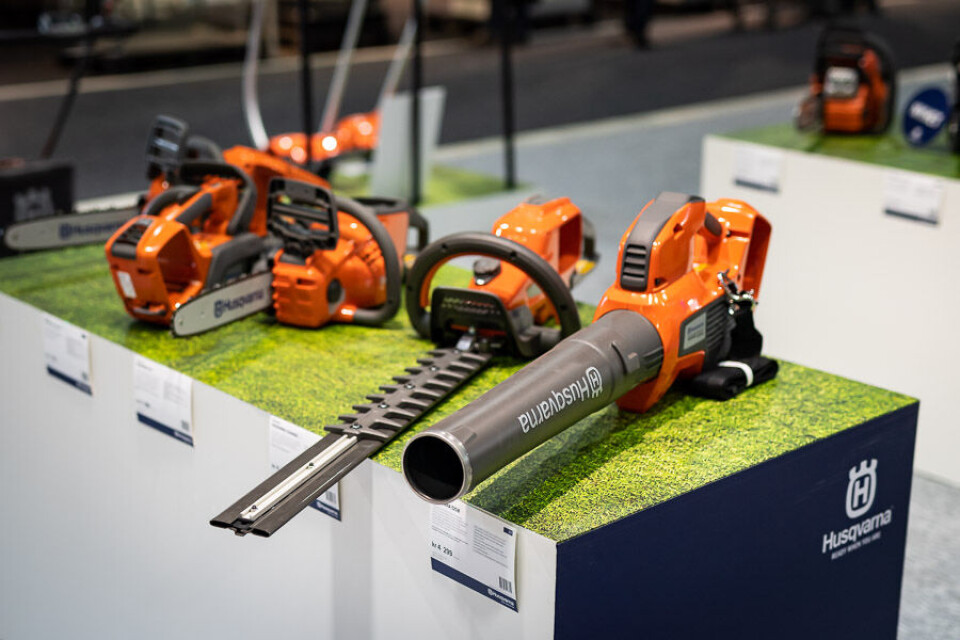 Stadig flere hageredskaper kommer nå i batteridrevne versjoner og med så god batterikapasitet at de også fungerer for proffer. Husqvarna stilte ut noen eksempler på sin stand.