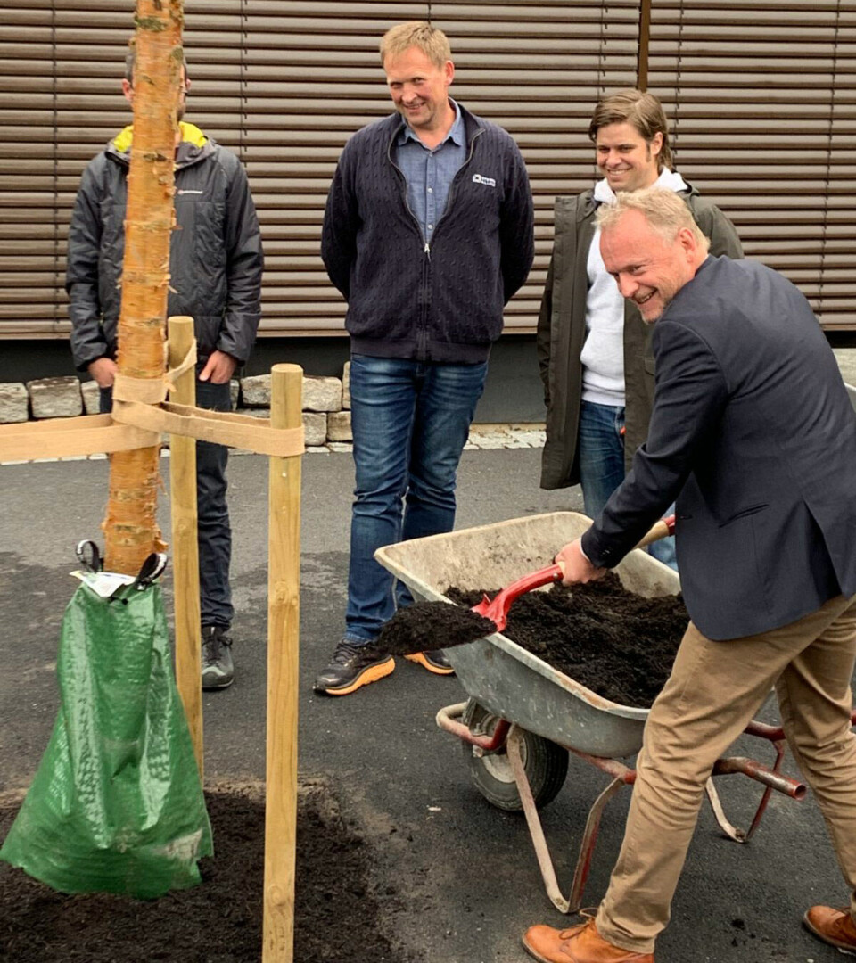 Byrådsleder Raymond Johansen (Ap) plantet en neverhegg (Prunus maackii ‘GALLA’ fk Ås) i skolegården for å skape et varig minne om inngåelsen av samfunnskontrakten. Byrådsleder Raymond Johansen (Ap) plantet en neverhegg (Prunus maackii ‘GALLA’ fk Ås) i skolegården for å skape et varig minne om inngåelsen av samfunnskontrakten.