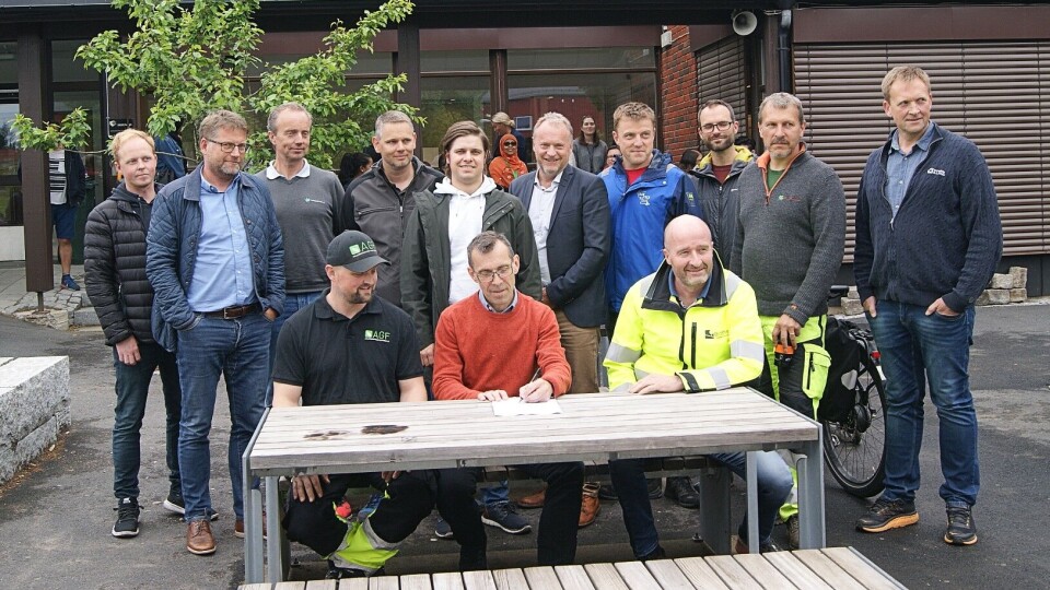 Representanter fra alle firmaene, skolen og kommunen var samlet i forbindelse med signeringen. Bak fra venstre: Adrian Tranby, Håvard Kjendseth, John Thronsen, Jarle Tuvsjøen, Tim Fosvold, Raymond Johansen, Åsmund Rohde Heramb, Karsten Egeland Raddatz, Torgeir Koteng og Bjørn Aakerholt. Foran: Robert Flinterud , Terje Wold og Einar Braathen. Representanter fra alle firmaene, skolen og kommunen var samlet i forbindelse med signeringen. Bak fra venstre: Adrian Tranby, Håvard Kjendseth, John Thronsen, Jarle Tuvsjøen, Tim Fosvold, Raymond Johansen, Åsmund Rohde Heramb, Karsten Egeland Raddatz, Torgeir Koteng og Bjørn Aakerholt. Foran: Robert Flinterud , Terje Wold og Einar Braathen.