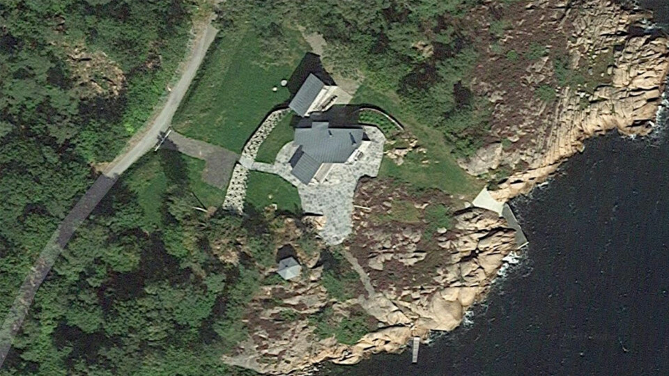 Det er i forbindelse med en rekke arbeider utført i nærheten av denne fritidseiendommen, at eier og byggmester er dømt til å sone 21 dager i fengsel. Satelittfoto: Google Maps.
