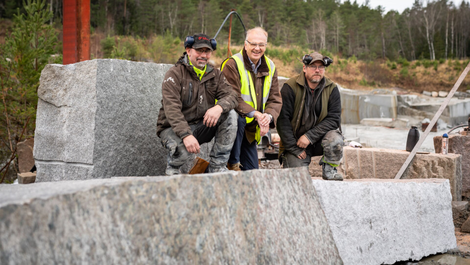 Steinhoggerne Erik Johansen og Leif-Arne Karlsson jobber stort sett alene på Skriverøya, men det hender at sjefen Rolf Lundmark i Naturstenskompaniet stikker innom. Steinhoggerne Erik Johansen og Leif-Arne Karlsson jobber stort sett alene på Skriverøya, men det hender at sjefen Rolf Lundmark i Naturstenskompaniet stikker innom.