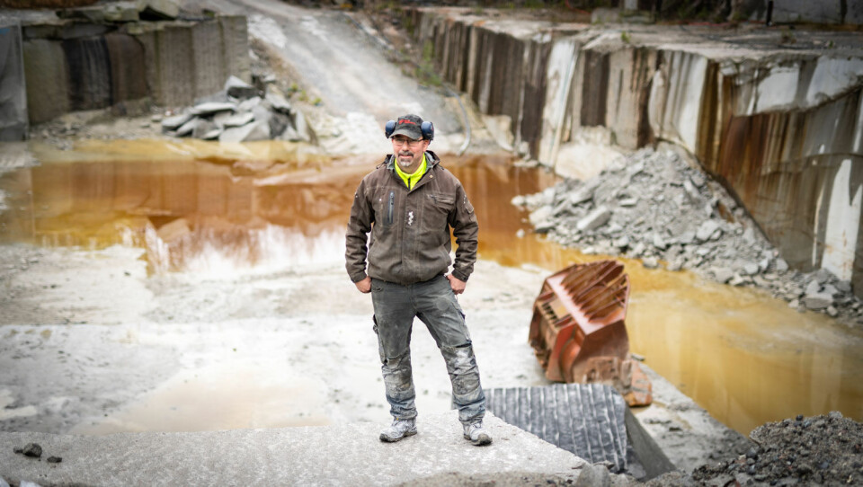 Erik Johansen har jobbet som steinhogger i 6 ulike steinbrudd siden 1987. Han husker godt at området i bakgrunnen var på nivå med der han står nå.