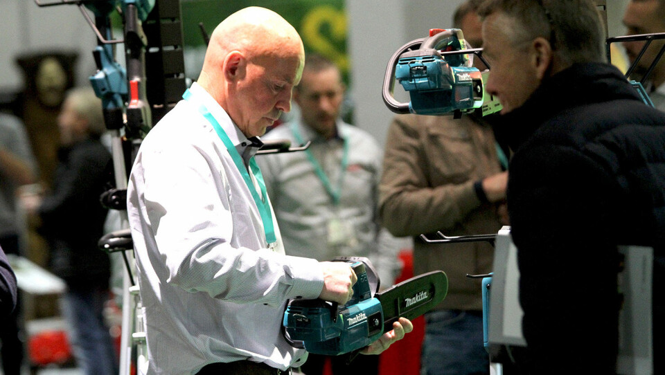 Elektrisk motorsag, kan det være noe særlig? Makita viste frem flere fossilfrie produkter på sin stand. Elektrisk motorsag, kan det være noe særlig? Makita viste frem flere fossilfrie produkter på sin stand.