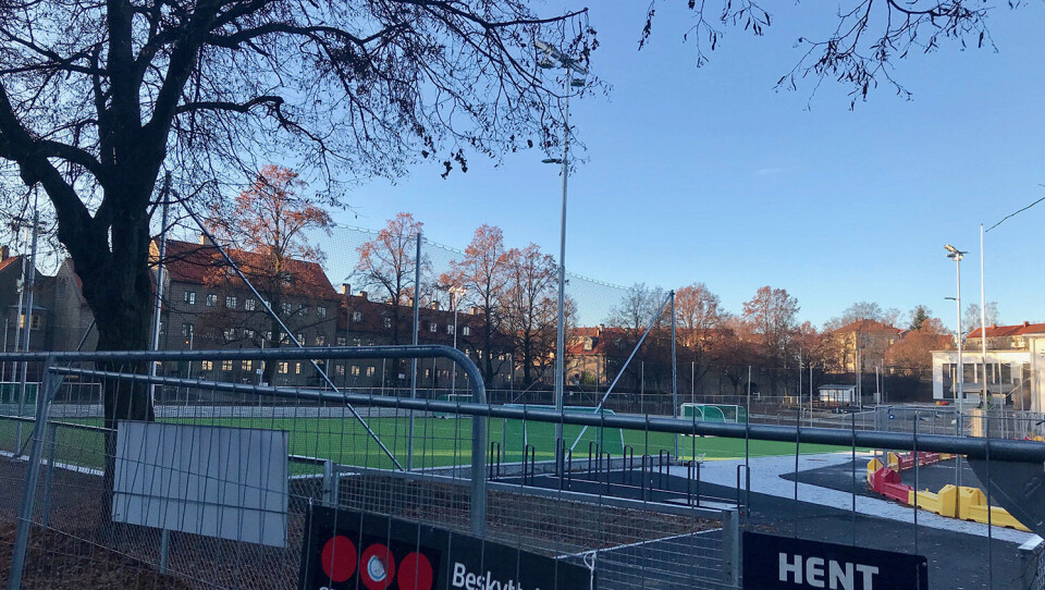 Naboklager gjør at barn må spille fotball i mørket Naboklager gjør at barn må spille fotball i mørket