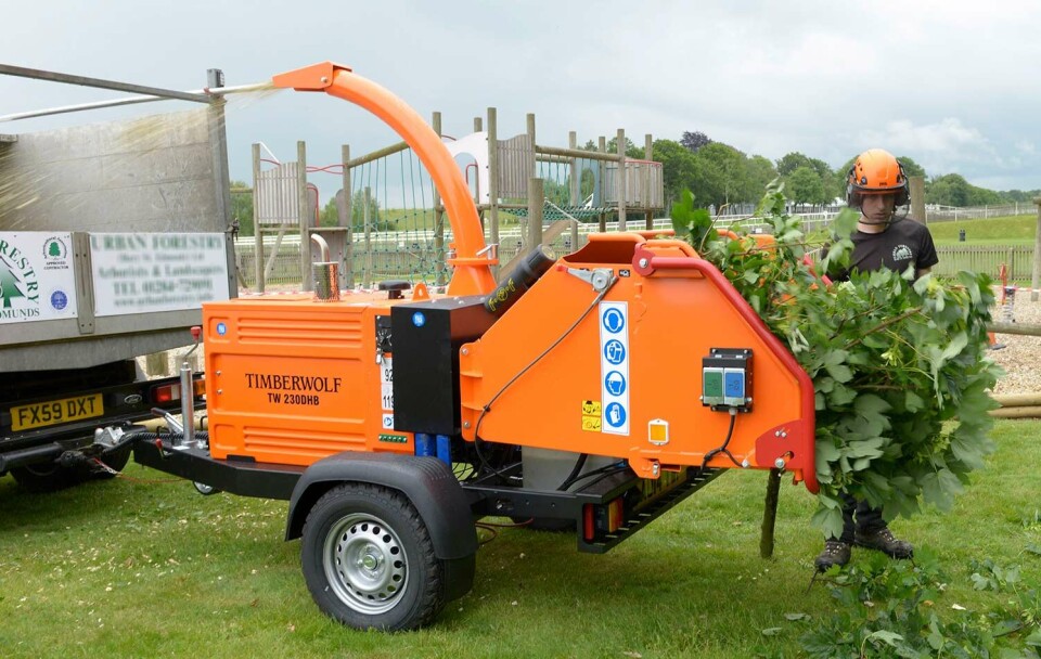 Timberwolf TW 230 drives av en Kubota 35 hk dieselmotor, og har 16×23 cm åpning. Vekten er bare 749 kg.