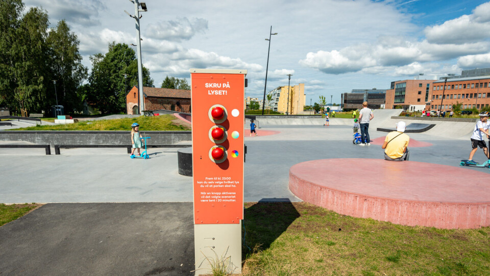Brukerne av Lillestrøm Skatepark kan selv bestemme fargen på lyset om kvelden. Brukerne av Lillestrøm Skatepark kan selv bestemme fargen på lyset om kvelden.