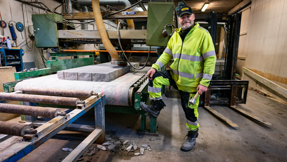 Dagfinn har jobbet ved denne maskinen i 20 år. Han synes han har den beste jobben på hele fabrikken. Det kan imidlertid bli kaldt på beina om vinteren. Derfor har han sjefen kjøpt sko med batteridrevne varmere til ham. Han fryser ikke lenger da.