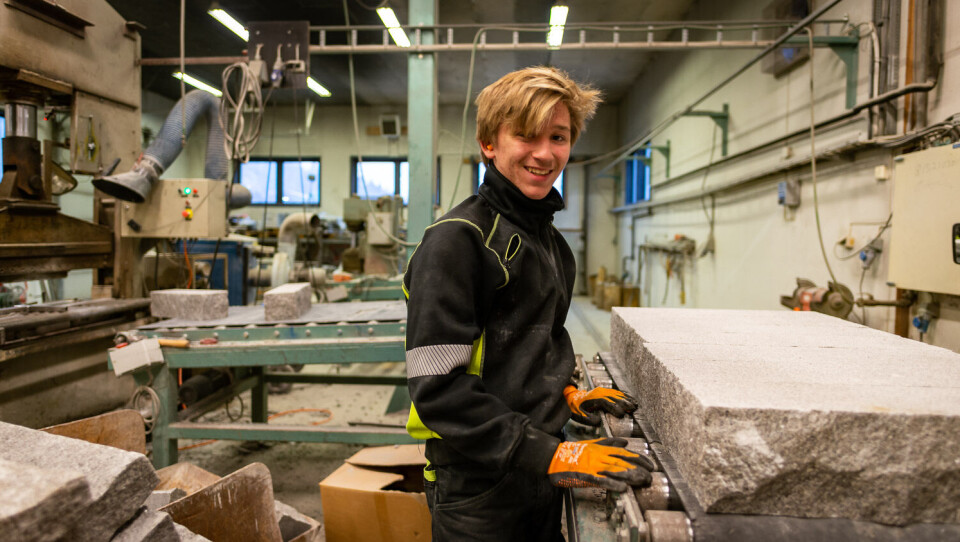 Denne unge mannen hadde utplassering fra skolen på steinfabrikken. Han var godt fornøyd med å kunne jobbe i stedet for sitte på skolebenken.
