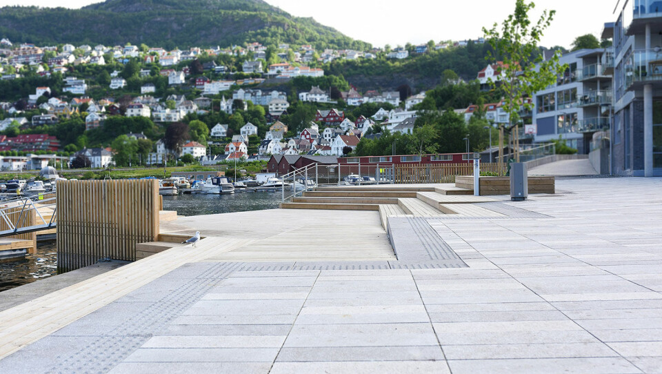 Møllendal allmenning er et nytt offentlig byrom i Bergen som sto ferdig i 2018, med blant annet granitt fra Portugal.
