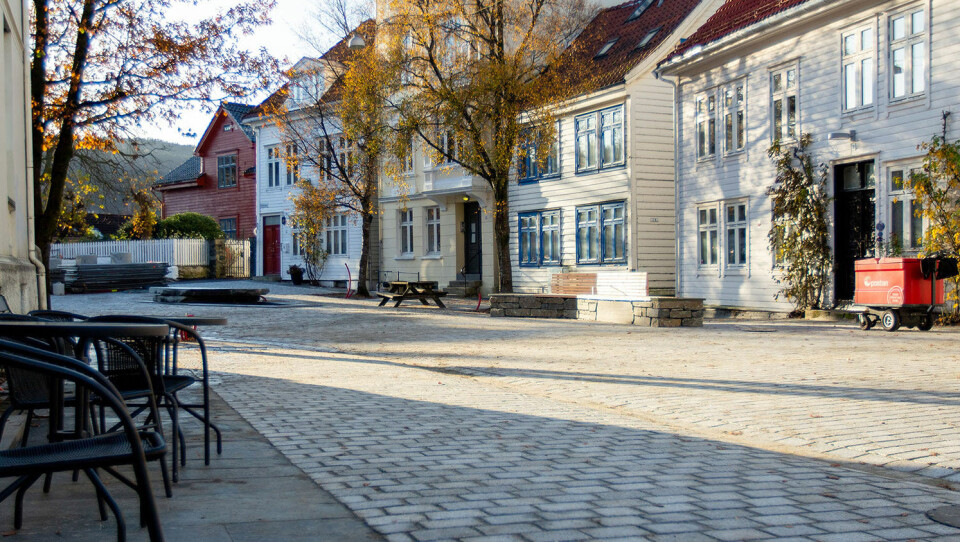 På Dragefjellet i Bergen er det brukt brostein fra Portugal som er spesiallaget for akkurat denne plassen, i kombinasjon med murerstein fra Jondal.