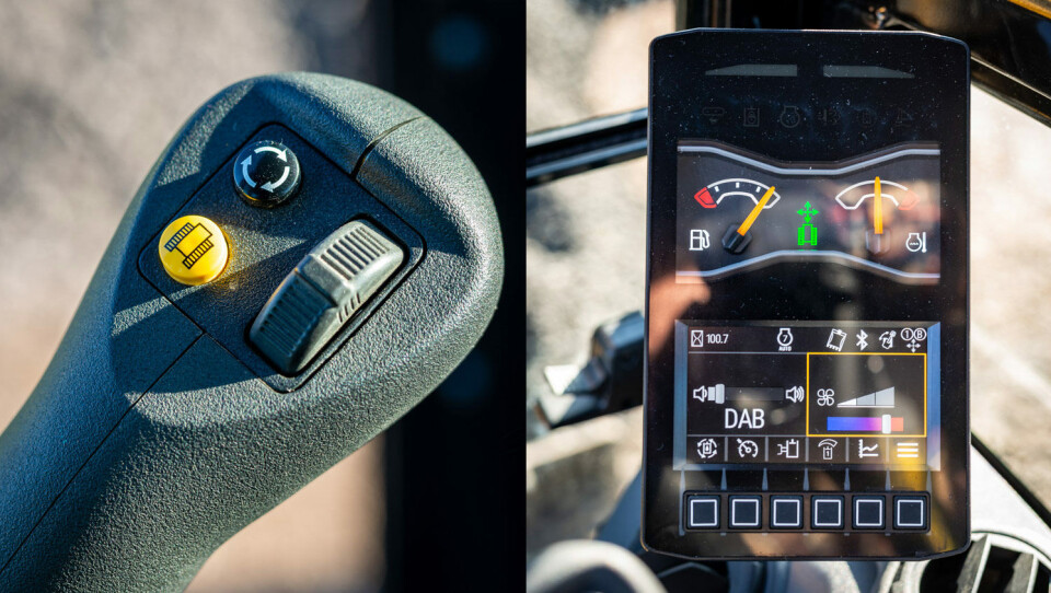 Det er den gule knappen på venstre joystick som gjør det mulig å styre alle funksjoner uten spaker og pedaler. Et trykk på denne og du skifter mellom kontroll av henholdsvis belter og bom/stikke/skuffe. Det er den gule knappen på venstre joystick som gjør det mulig å styre alle funksjoner uten spaker og pedaler. Et trykk på denne og du skifter mellom kontroll av henholdsvis belter og bom/stikke/skuffe.
