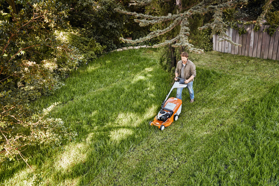 STIHL RMA 339 ble nylig kåret til best i test, og er en batterigressklipper som passer for små og mellomstore gressplener.