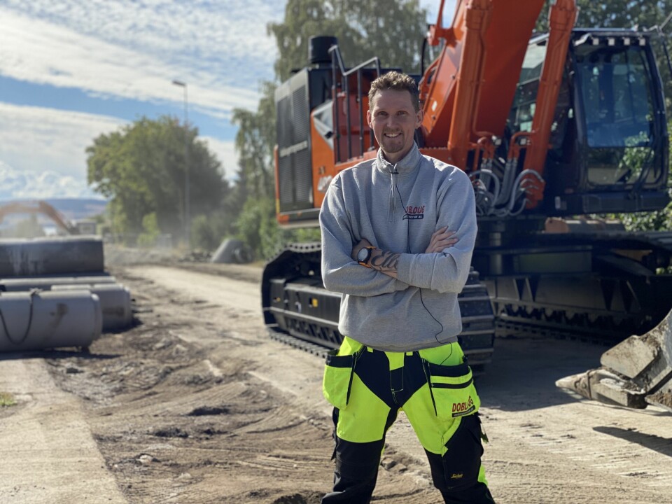 Maskinfører Tor Erik Knutsen har mye erfaring med store gravemaskiner, og er svært godt fornøyd med sin nye arbeidsplass fra Hitachi.
