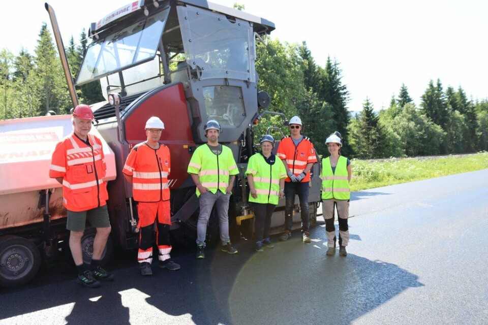Fra venstre: Joralf Aurstad (Statens vegvesen), Bjørn Ove Lerfald og Eirik Ohma Solberg (Veidekke), Anne-Grethe Jenssen og Lars Ness (Trøndelag fylkeskommune) og Hrefna Run Vignisdottir (SINTEF).