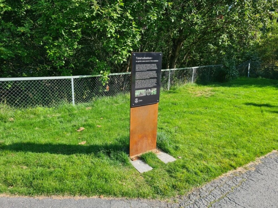 I bunnen av bekken, ved Groruddalen golfklubb, står det første av tre informasjonsskilt om artsmangfold og historie langs bekken. Det er også lagt ny plen. I bunnen av bekken, ved Groruddalen golfklubb, står det første av tre informasjonsskilt om artsmangfold og historie langs bekken. Det er også lagt ny plen.