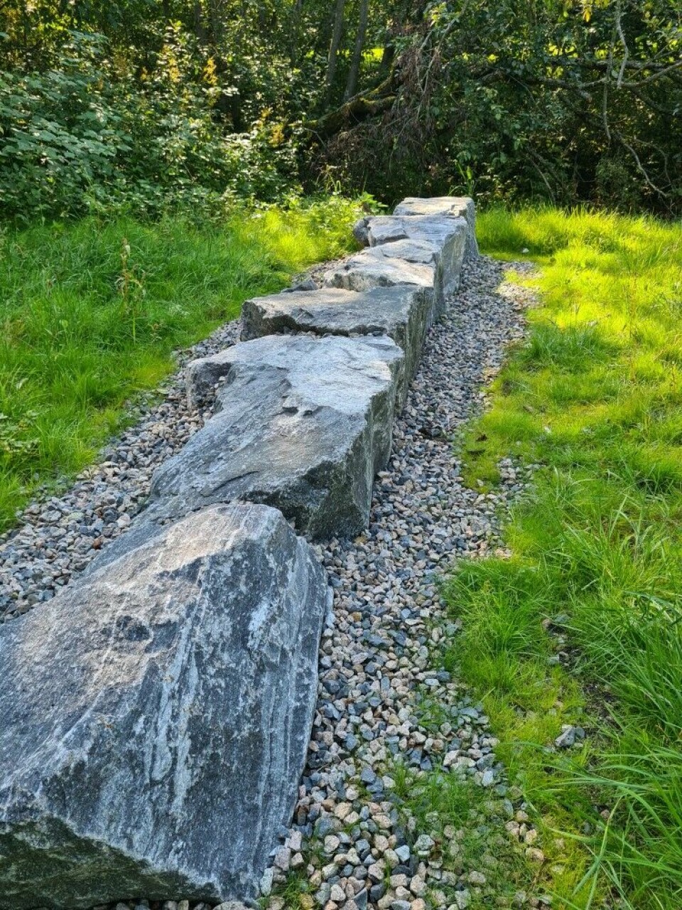 Trenger du en pust i bakken kan du sette deg ned på disse store steinblokkene.