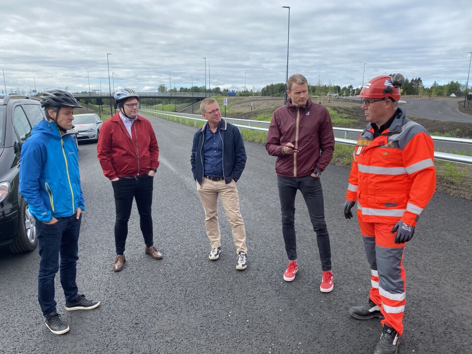 Prosjektleder Taale Stensbye skal lede arbeidet med å planlegge ny Rv.4 Gjøvik-Mjøsbrua. Her sammen med samferdselsminister Knut Arild Hareide, fylkesordfører Even A. Hagen og regiondirektør i NHO Jon Kristiansen. Prosjektleder Taale Stensbye skal lede arbeidet med å planlegge ny Rv.4 Gjøvik-Mjøsbrua. Her sammen med samferdselsminister Knut Arild Hareide, fylkesordfører Even A. Hagen og regiondirektør i NHO Jon Kristiansen.