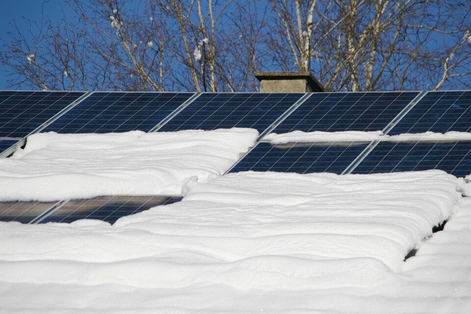 Tilpasser solcelleanlegg på tak for norske forhold