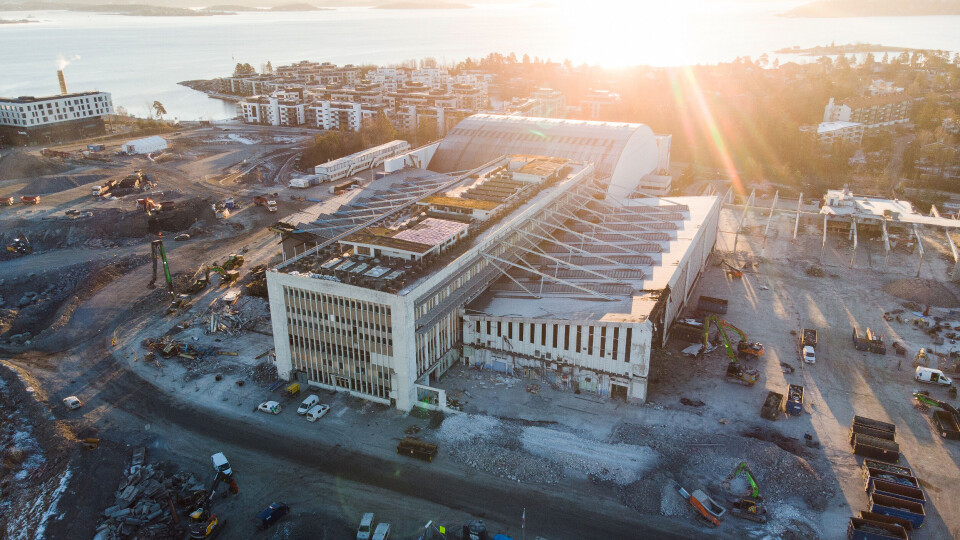 De gamle hangarene på Fornebu skal rives for å gjøre plass til den nye Fornebubanen.