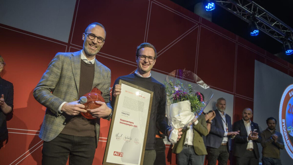 Jonas Aas Torland og Helge Jørgensen fra 7 Analytics tok imot Byggenæringens Innovasjonspris for det digitale verktøyet Flomkuben. Viser vannets bevegelser