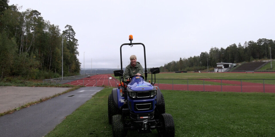Anne Beathe Tvinnereim (Sp) fylkesråd i Viken prøvekjørte elektrisk traktor på «Fossilfrie dager» i Sarpsborg. (Foto: Klima Østfold / Viken fylkeskommune) Landbruket klarer ikke dette alene