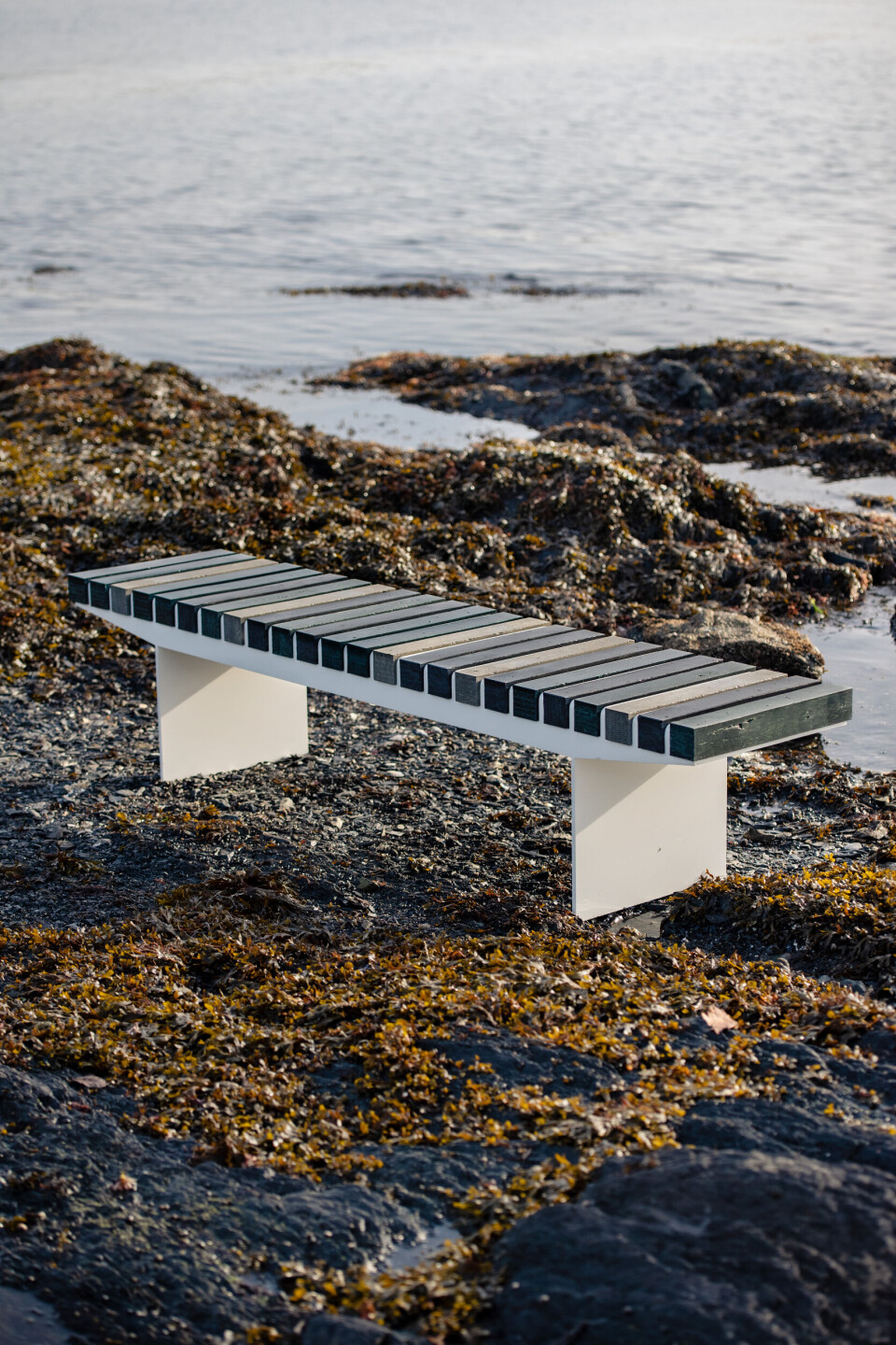 Bruker plast fra havet til å lage designmøbler