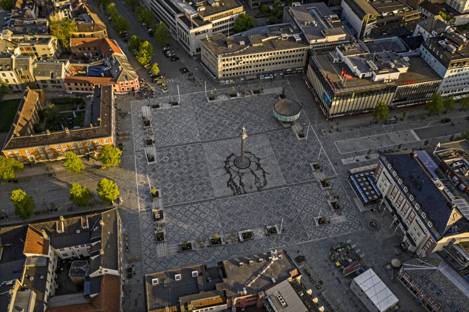 Kunstneren Edith Lundebrekke har tegnet mønsteret som er brukt for å legge skifer på det nyoverhalte Torvet i Trondheim.
