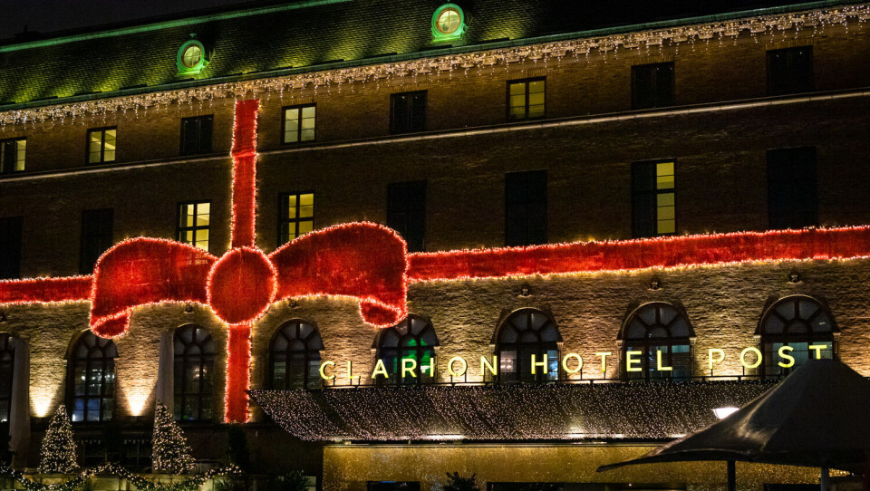 Petter Stordalen vet hvordan han skal pynte til jul! Her er hotellet Clarion Hotel Post i Gøteborg blitt «pakket» inn med en lysende rød sløyfe.