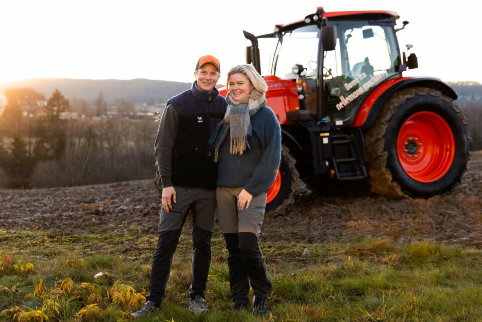– Det er utvilsomt noe magisk med det bonderomantiske, mener Petter og Vendela. (Foto: Nova Vista) Traktortrekning på Valentinsdagen