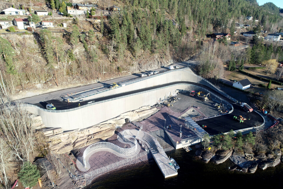 Minnesmerke med utsikt til Utøya
