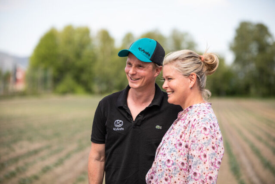 Petter og Vendela fronter en kampanje for traktormerket Kubota. (Foto: Privat) Traktor i bryllupsgave