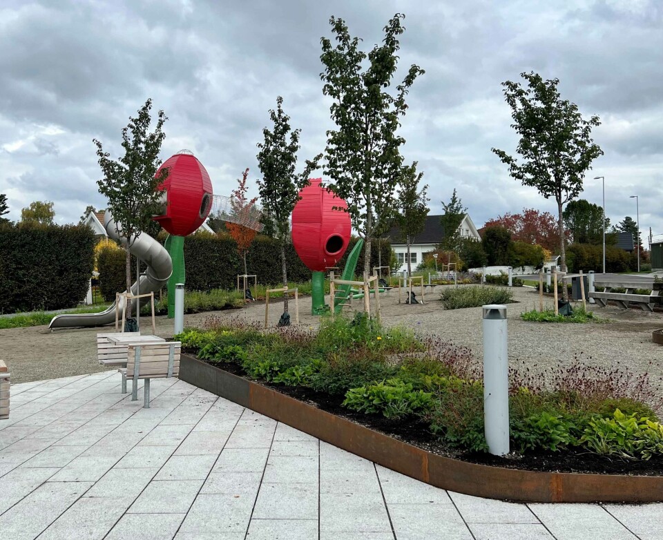 Strategisk plassering, dekorative lekeapparater med fallsand under, benker som skapt til parken og god overvannshåndtering fikk Slettaparken helt til topps i konkurransen. (Foto: Lark Landskap) Østlandets beste uterom kåret under Park- og anleggsmessen