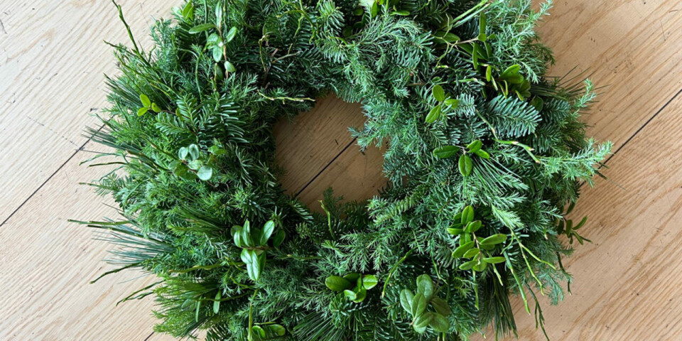 Krans med tyttebær- og blåbærlyng. (Foto: Yasuko Oki/Floral Design) Japansk vri på julekransen