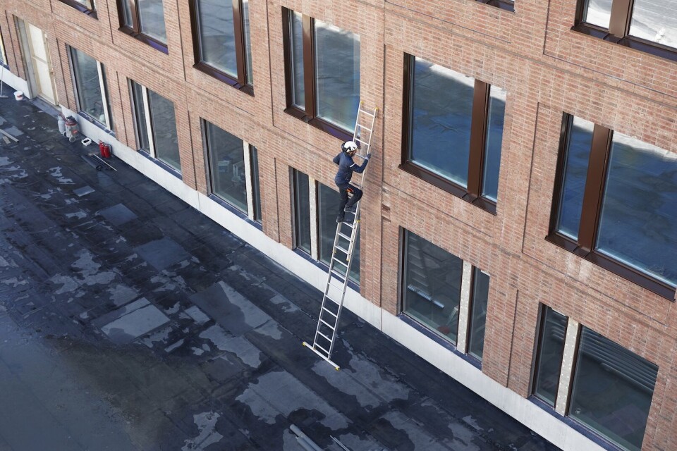 Det er ikke alltid mulig eller hensiktsmessig å bruke stillas eller lift, og da er det viktig at stigen står stabilt. Det er ikke alltid mulig eller hensiktsmessig å bruke stillas eller lift, og da er det viktig at stigen står stabilt.