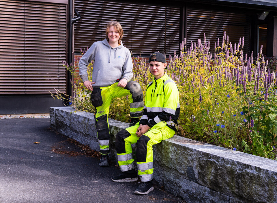 Benjamin Biller (18) og Simen Nilsen (17) er to av de nye anleggsgartnerlærlingene fra Osloskolen.