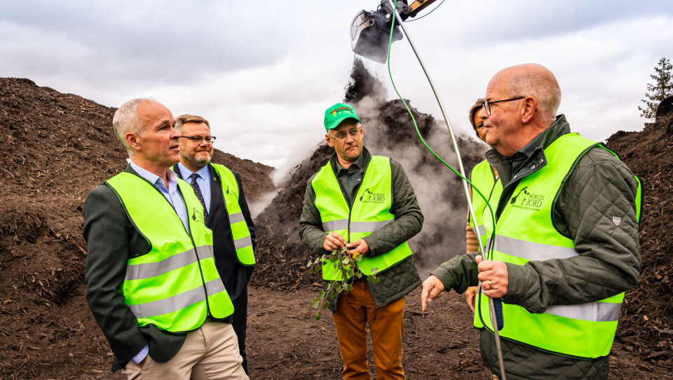 Med denne «kjeppen» kan teknisk sjef Erik Halstvedt sjekke temperaturen i jordhaugene.