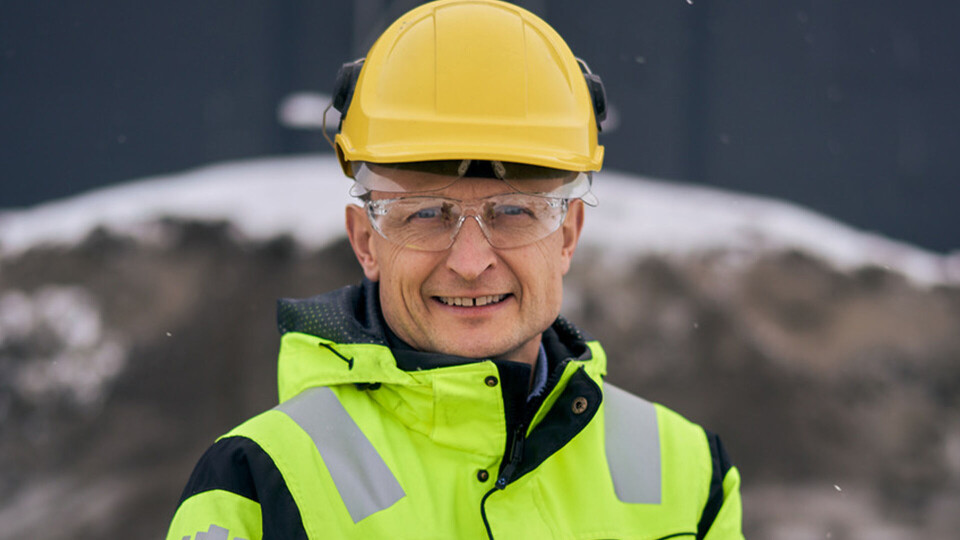 – Grusen støver mindre når vi har vasket den, sier daglig leder Thomas Jølstad Henriksen i Nes miljøpark. (Foto: Max Emanuelson/AF Gruppen) Brukt grus best for miljøet