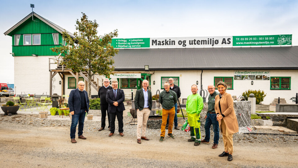 Hele delegasjonen samlet utenfor Utemiljøcenteret på Mysen. Fra venstre: Øivind Tønnes Reymert (Indre Østfold KrF), Arild Sørlie (LOG), Thor Hals (Indre Østfold Høyre), finansminister Jan Tore Sanner (H), Tore D. Carlsen (Maskin og Utemiljø AS), Tønnes Rasmussen (Bymiljøetaten Oslo kommune), Jan Vidar Krugerud (Maskin og Utemiljø AS), Erik Halstvedt (NorgesJord) og stortingsrepresentant Ingjerd Schou (H).