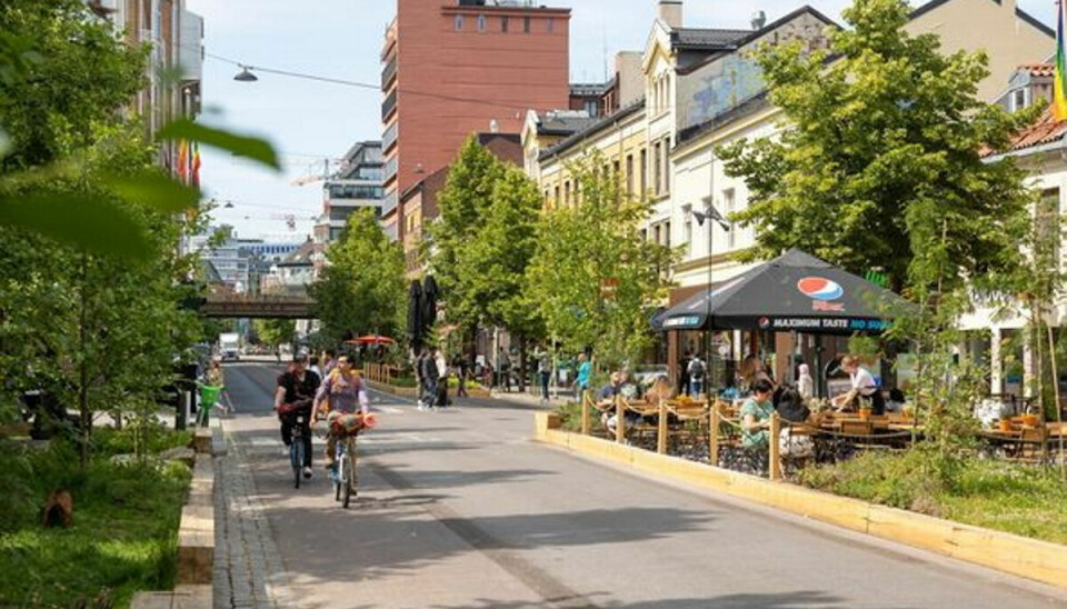 Sitteplasser, blomster og trær har erstattet biltrafikk i gata ved Grønland torg i Oslo.