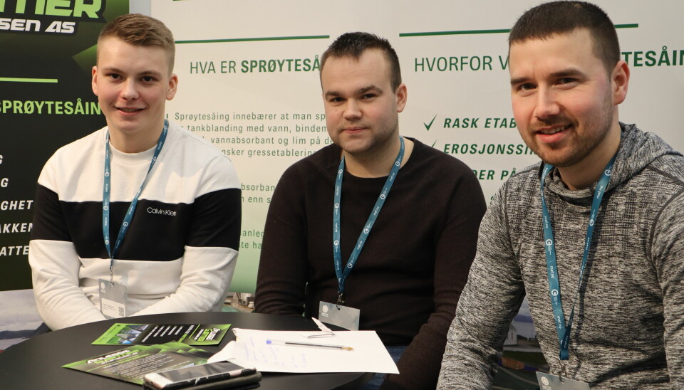 TOK TUREN FRA ALTA: Eier Stian Olsen (i midten) etablerte Anleggsgartner Stian Olsen AS i 2019. Her flankeres han av Espen Thomassen (til venstre) og Ole Christian Suhr.
