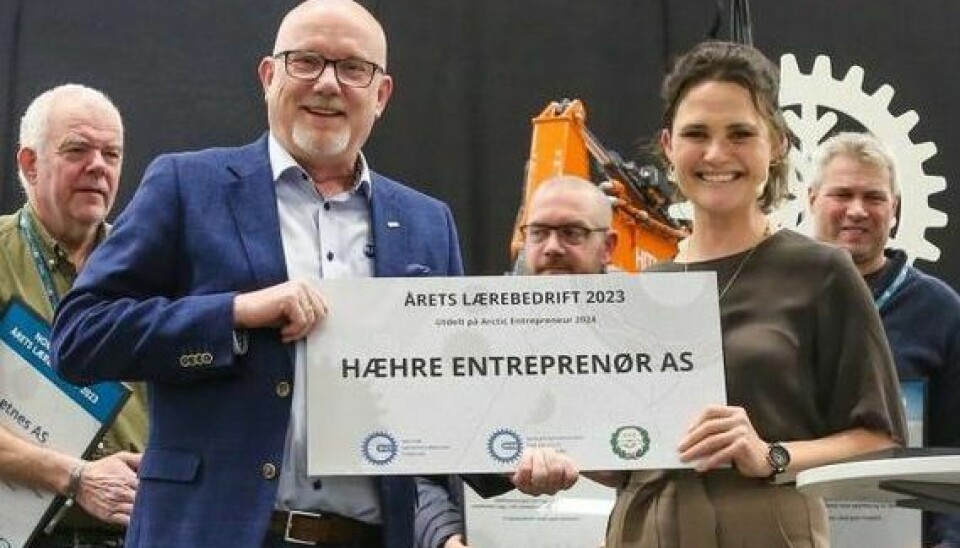 Kunnskapsminister Kari Nessa Nordtun hadde gleden av å dele ut den prestisjefylte prisen til Gudmund Roen i Hæhre Entreprenør.