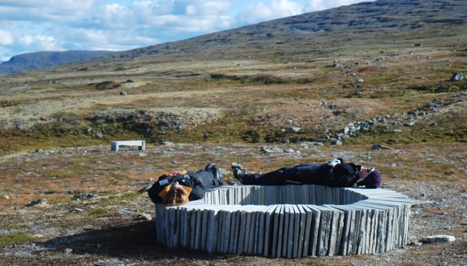 SLENG DEG NEDPÅ: Oppe på Sæterfjellet i området rundt fjellrev-stasjonen og parkeringen for turgåere står det også flotte skiferbenker, laget av arkitektstudenter fra Oslo på en av Mineras årlige skifercamp´er. Tanken bak er sosialt samvær og avslapping og alle kan benytte seg av benkene.