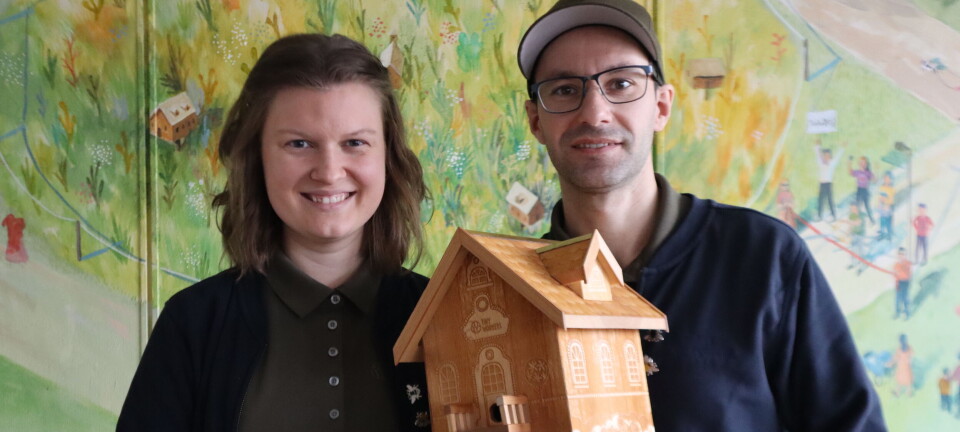 REDNINGSAKSJONEN: Ifølge forskerne vil halvparten av villbiene og andre insekter være borte om 50 år. Egle Juodziukynaite og Joakim Mjelde Winum vil gjøre sitt for å redde dem.